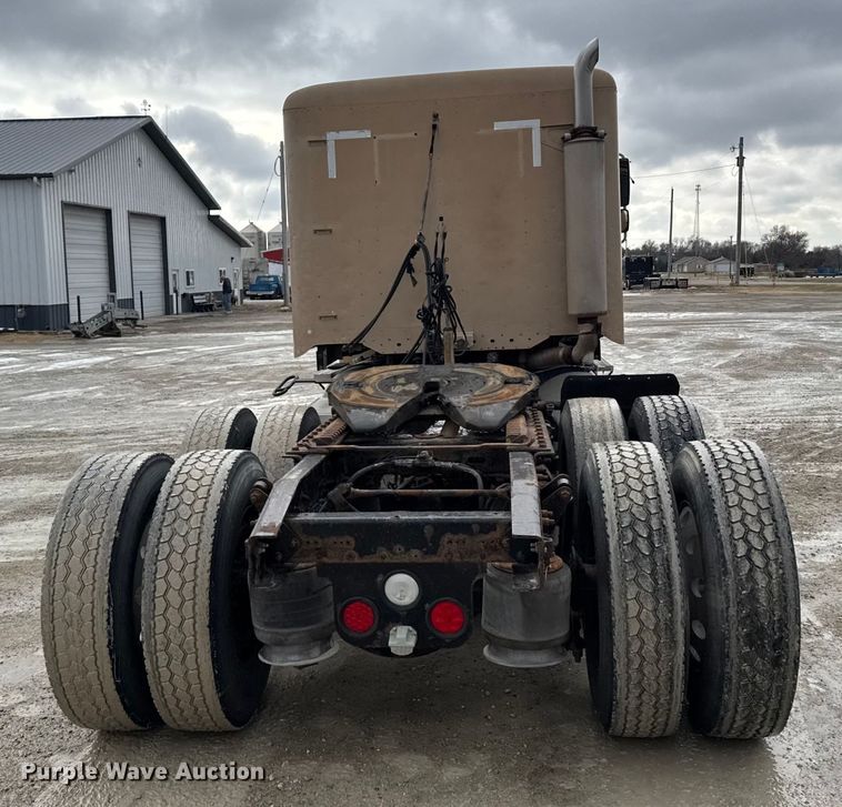 image for item FB0492 2003 Freightliner Columbia 120 semi truck