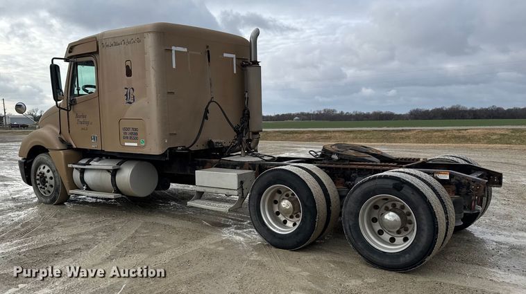 image for item FB0492 2003 Freightliner Columbia 120 semi truck