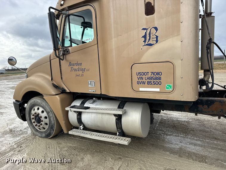 image for item FB0492 2003 Freightliner Columbia 120 semi truck