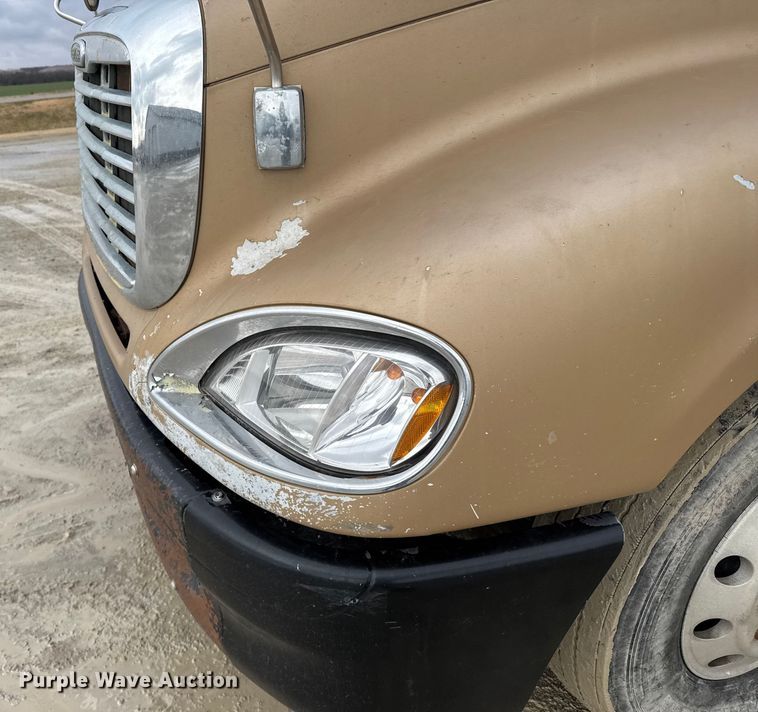 image for item FB0492 2003 Freightliner Columbia 120 semi truck