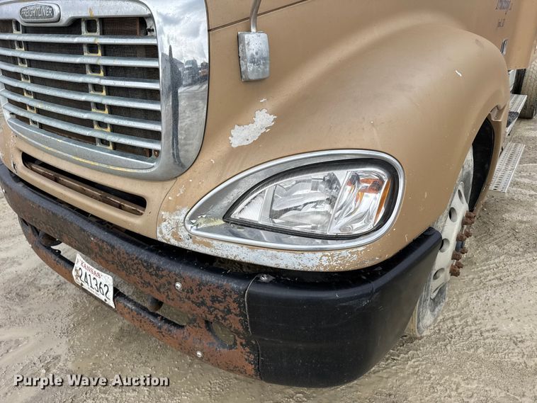 image for item FB0492 2003 Freightliner Columbia 120 semi truck