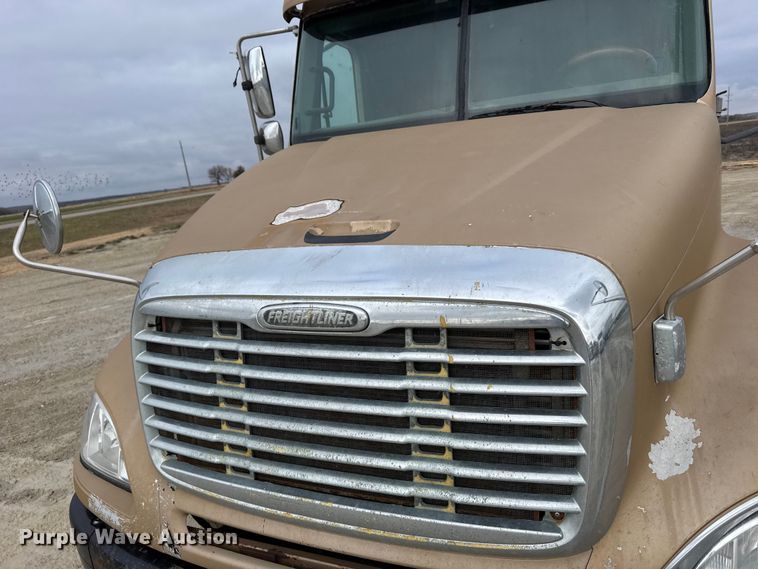 image for item FB0492 2003 Freightliner Columbia 120 semi truck