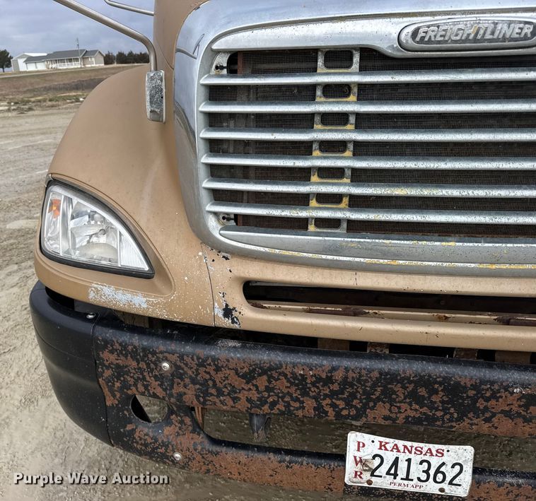 image for item FB0492 2003 Freightliner Columbia 120 semi truck