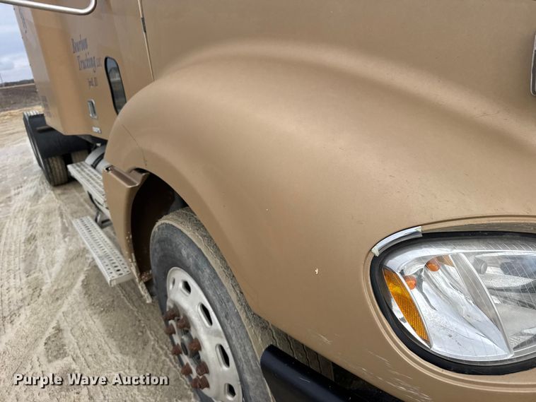 image for item FB0492 2003 Freightliner Columbia 120 semi truck