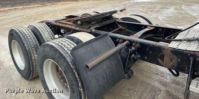 image for item FB0492 2003 Freightliner Columbia 120 semi truck