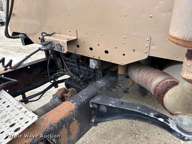 image for item FB0492 2003 Freightliner Columbia 120 semi truck