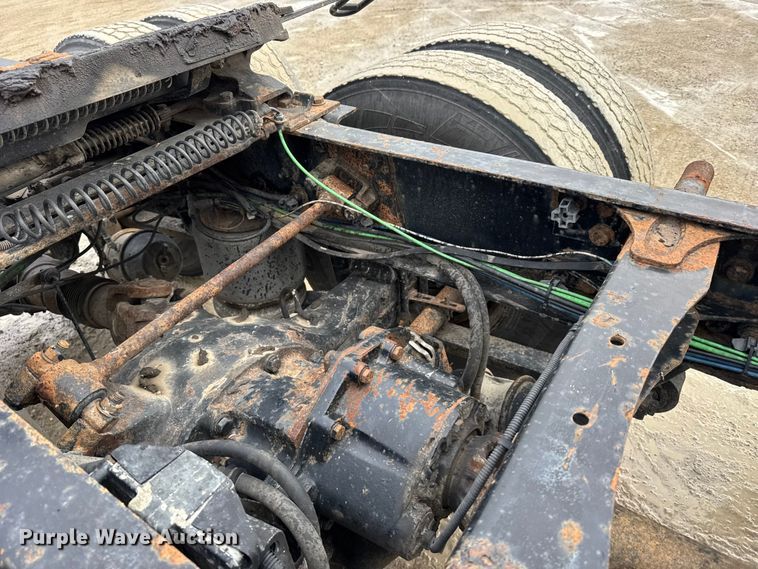 image for item FB0492 2003 Freightliner Columbia 120 semi truck