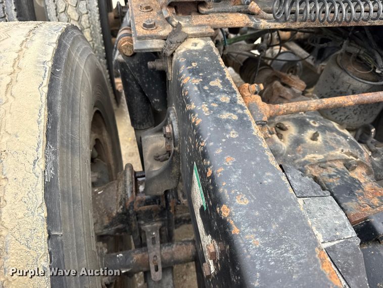 image for item FB0492 2003 Freightliner Columbia 120 semi truck