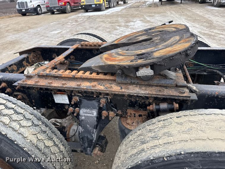 image for item FB0492 2003 Freightliner Columbia 120 semi truck