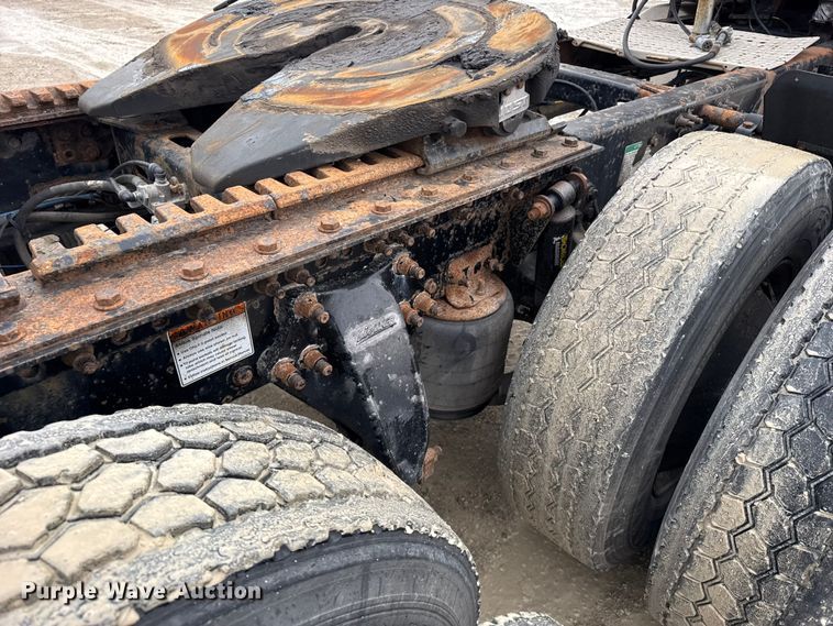 image for item FB0492 2003 Freightliner Columbia 120 semi truck