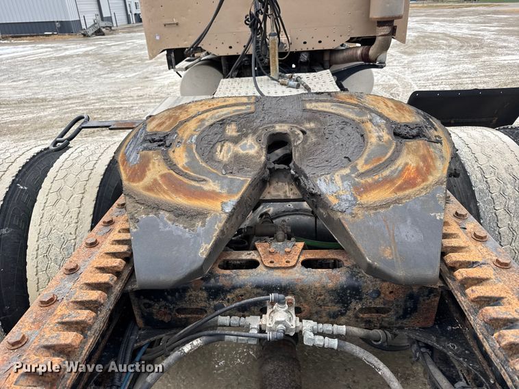 image for item FB0492 2003 Freightliner Columbia 120 semi truck