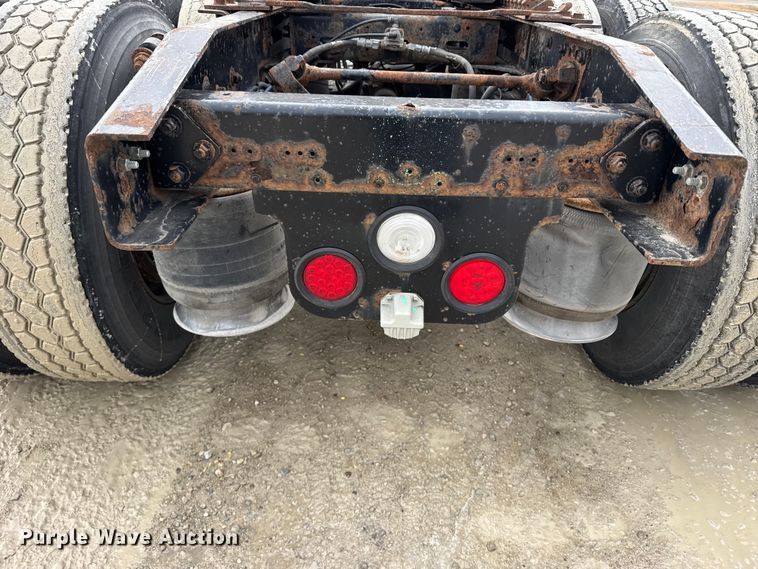 image for item FB0492 2003 Freightliner Columbia 120 semi truck