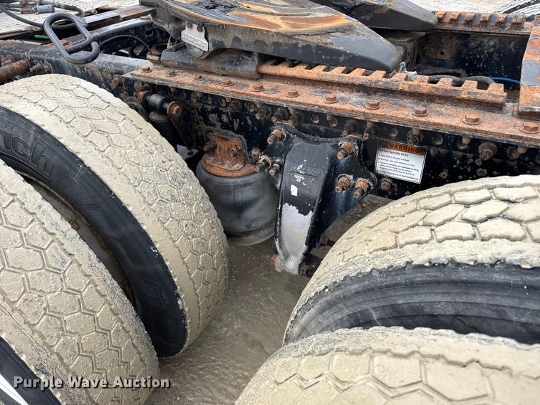 image for item FB0492 2003 Freightliner Columbia 120 semi truck