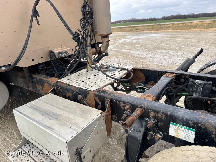 image for item FB0492 2003 Freightliner Columbia 120 semi truck