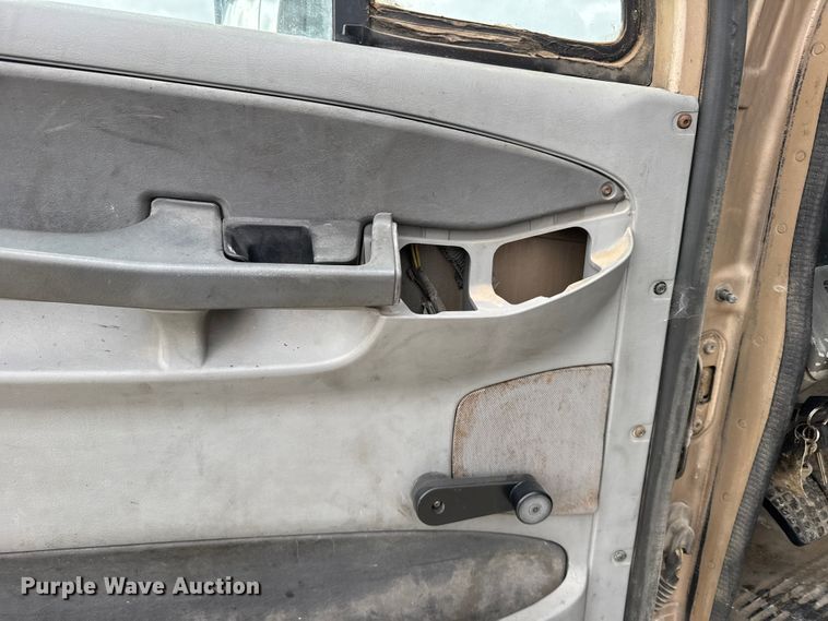 image for item FB0492 2003 Freightliner Columbia 120 semi truck