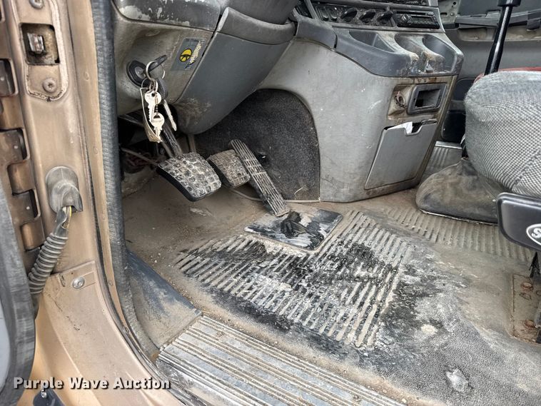 image for item FB0492 2003 Freightliner Columbia 120 semi truck