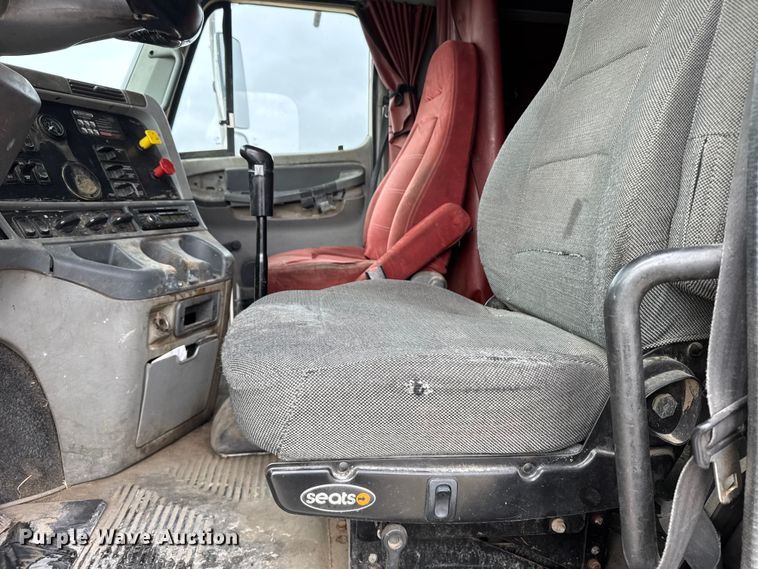 image for item FB0492 2003 Freightliner Columbia 120 semi truck