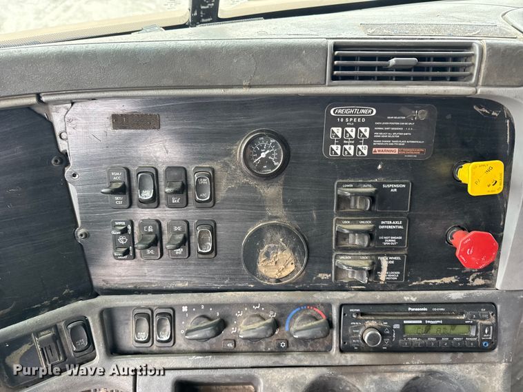 image for item FB0492 2003 Freightliner Columbia 120 semi truck