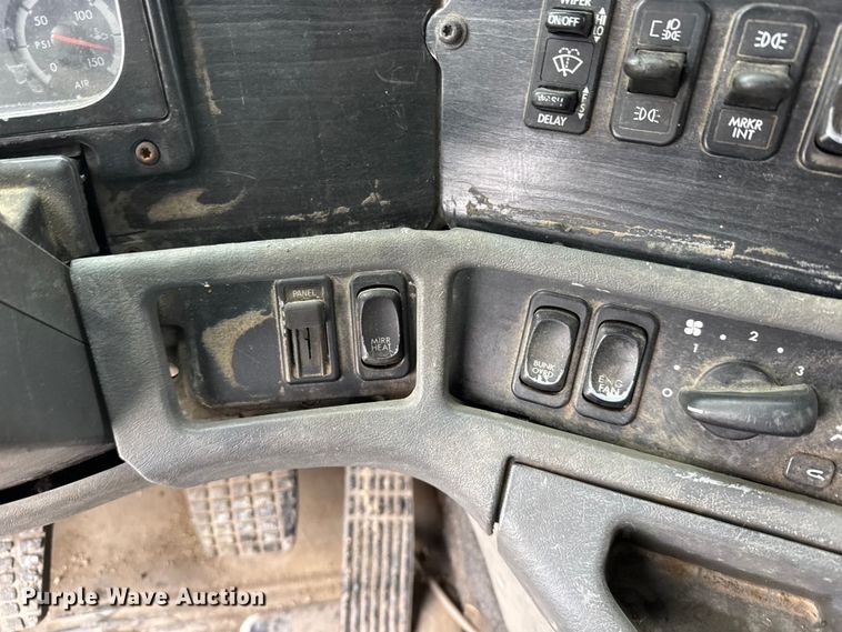 image for item FB0492 2003 Freightliner Columbia 120 semi truck