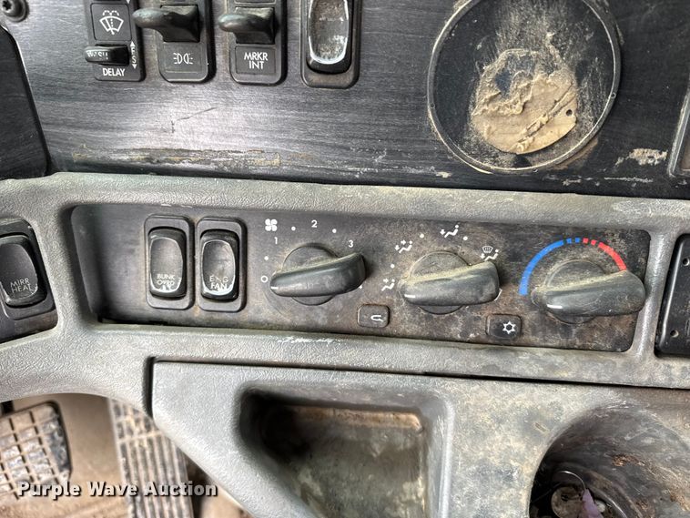 image for item FB0492 2003 Freightliner Columbia 120 semi truck