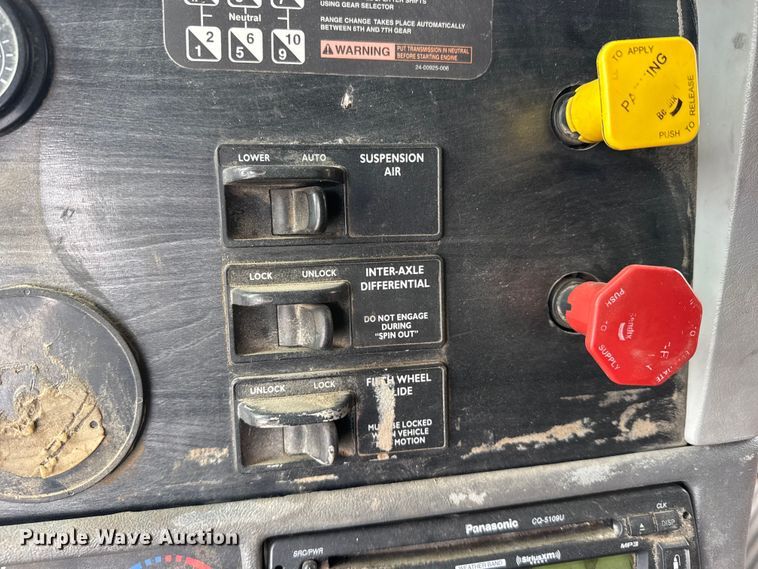 image for item FB0492 2003 Freightliner Columbia 120 semi truck