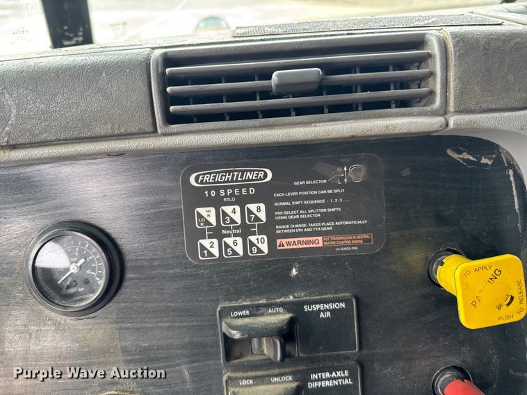 image for item FB0492 2003 Freightliner Columbia 120 semi truck