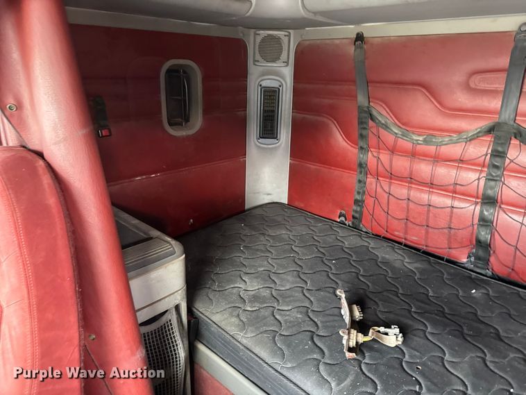 image for item FB0492 2003 Freightliner Columbia 120 semi truck