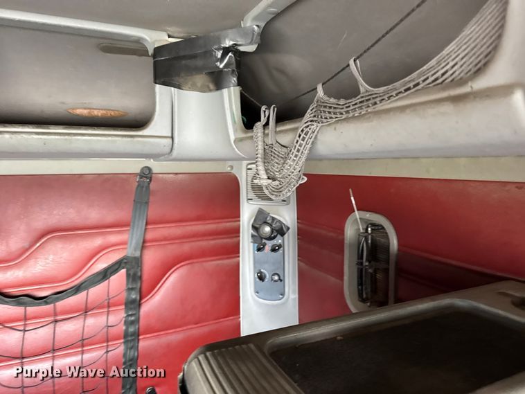 image for item FB0492 2003 Freightliner Columbia 120 semi truck