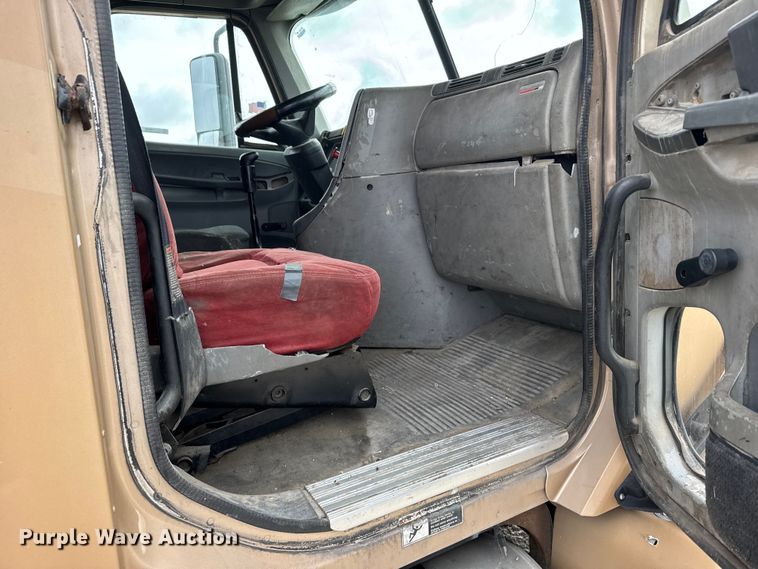 image for item FB0492 2003 Freightliner Columbia 120 semi truck