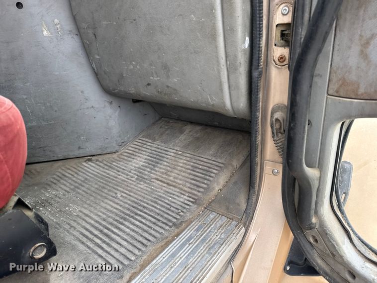 image for item FB0492 2003 Freightliner Columbia 120 semi truck