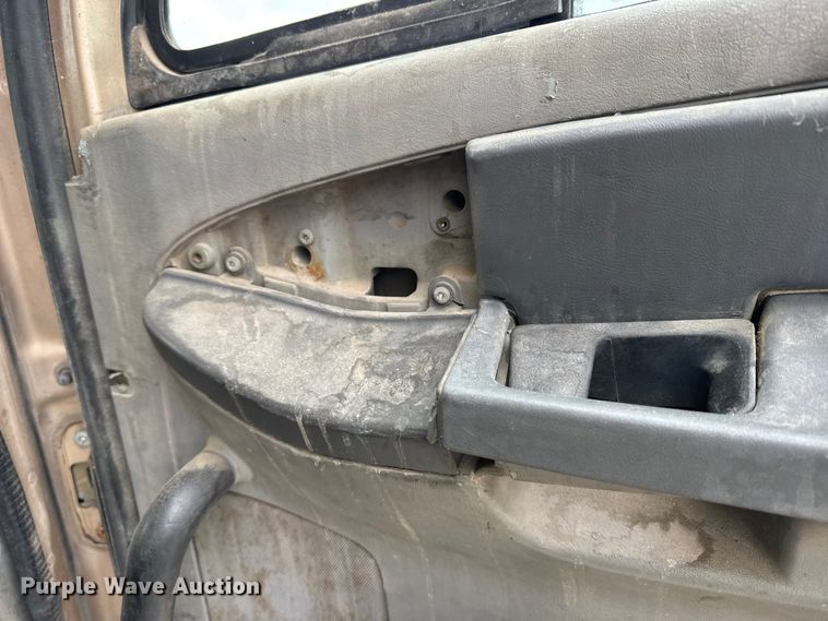 image for item FB0492 2003 Freightliner Columbia 120 semi truck