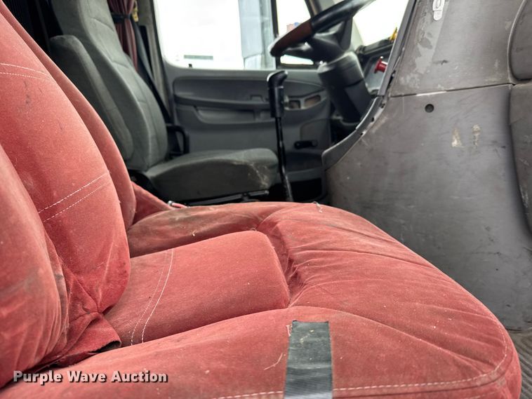 image for item FB0492 2003 Freightliner Columbia 120 semi truck