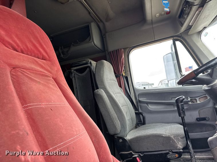 image for item FB0492 2003 Freightliner Columbia 120 semi truck