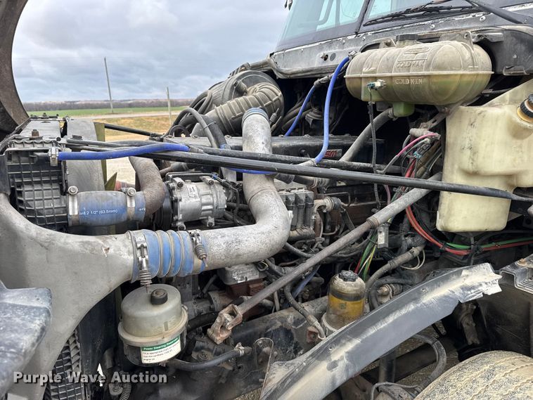 image for item FB0492 2003 Freightliner Columbia 120 semi truck