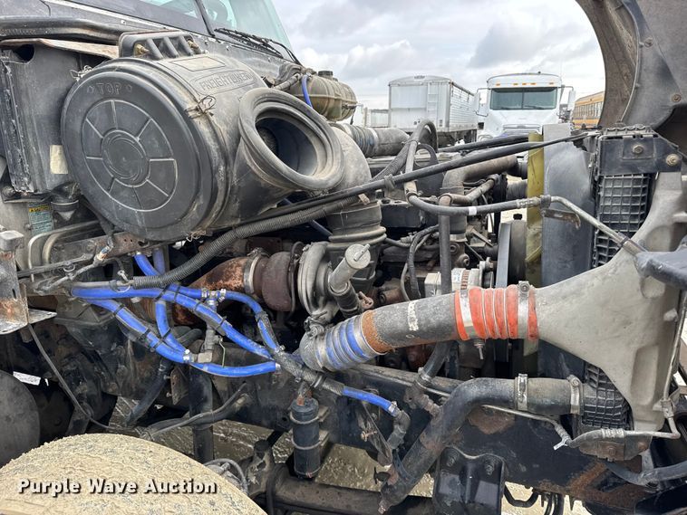 image for item FB0492 2003 Freightliner Columbia 120 semi truck