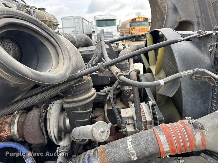 image for item FB0492 2003 Freightliner Columbia 120 semi truck