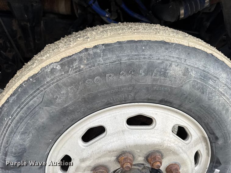 image for item FB0492 2003 Freightliner Columbia 120 semi truck