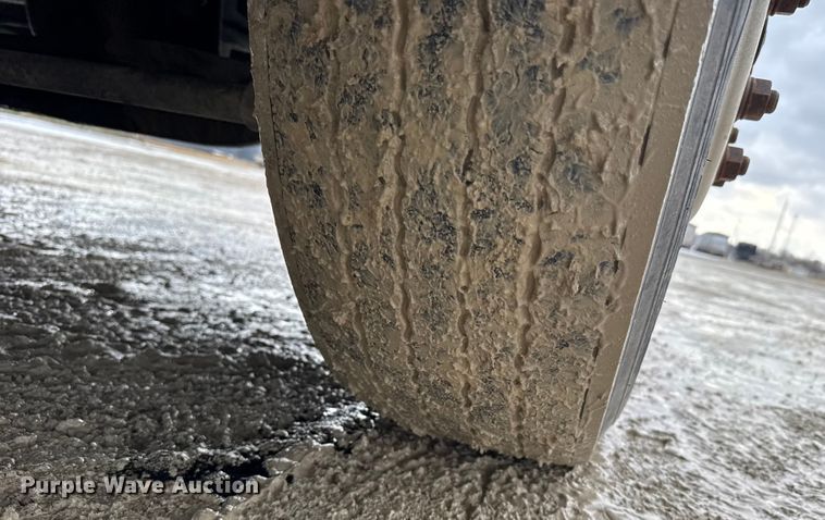 image for item FB0492 2003 Freightliner Columbia 120 semi truck