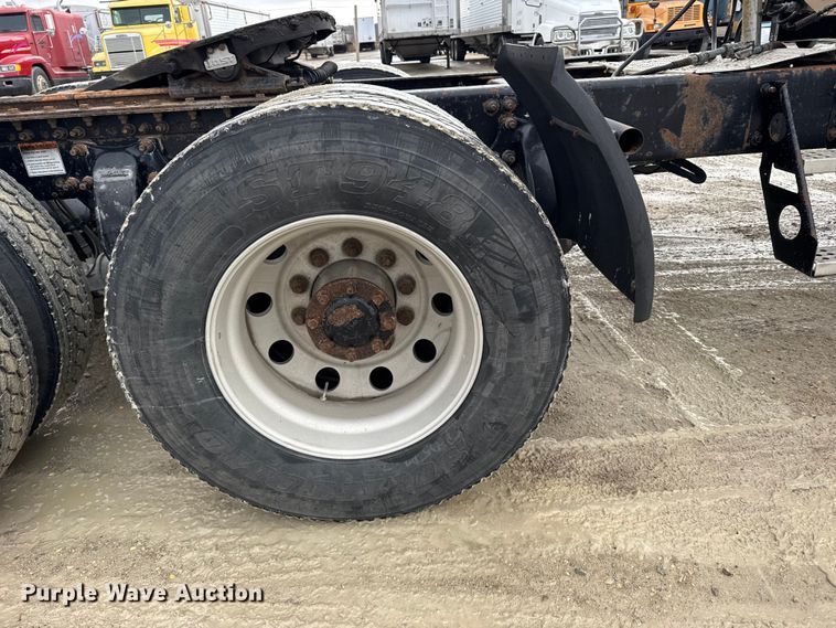 image for item FB0492 2003 Freightliner Columbia 120 semi truck