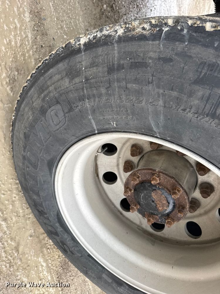 image for item FB0492 2003 Freightliner Columbia 120 semi truck