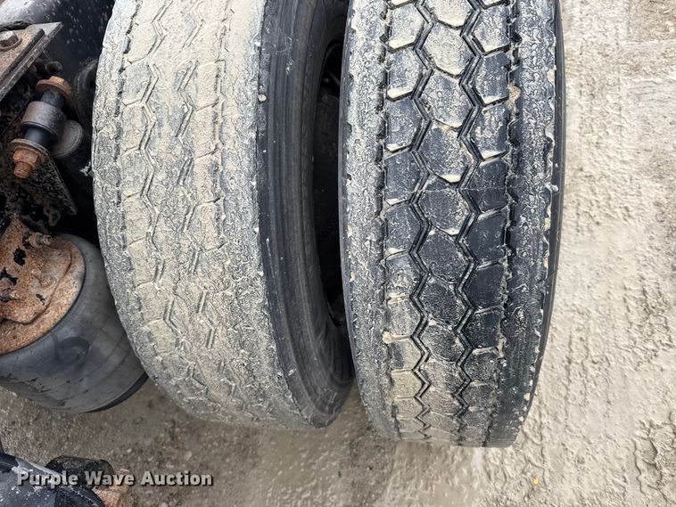 image for item FB0492 2003 Freightliner Columbia 120 semi truck