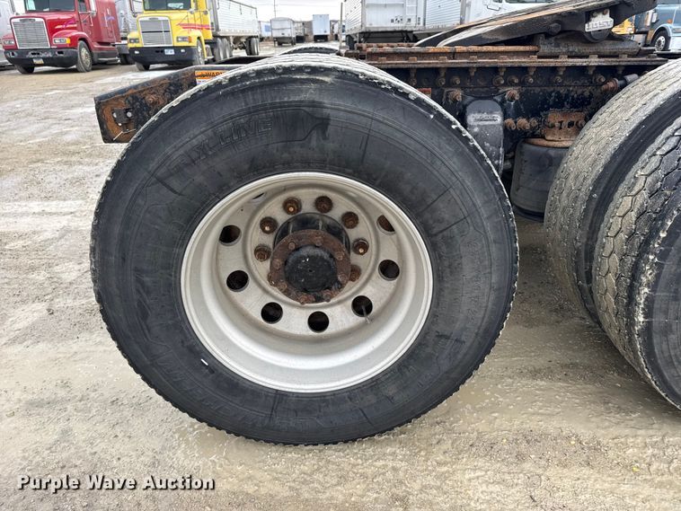 image for item FB0492 2003 Freightliner Columbia 120 semi truck