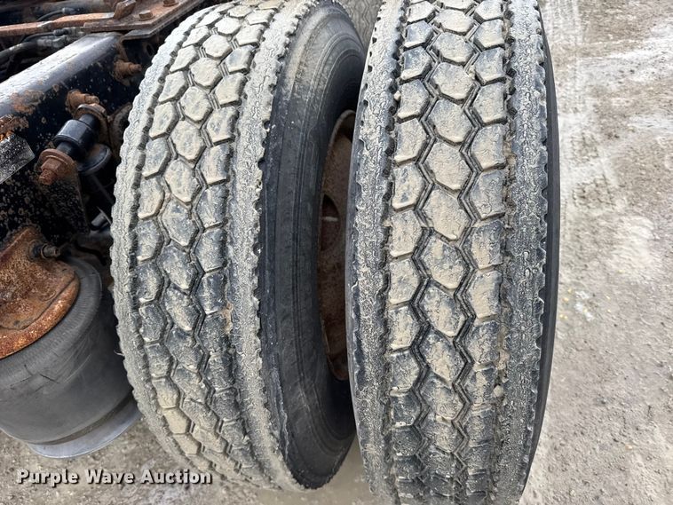 image for item FB0492 2003 Freightliner Columbia 120 semi truck