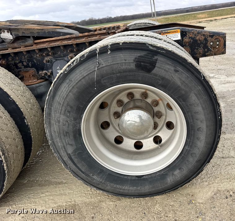 image for item FB0492 2003 Freightliner Columbia 120 semi truck