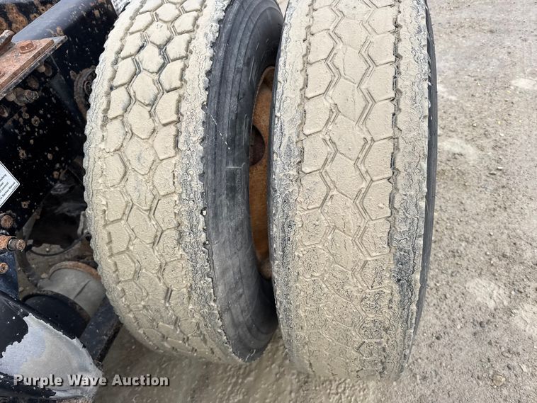 image for item FB0492 2003 Freightliner Columbia 120 semi truck