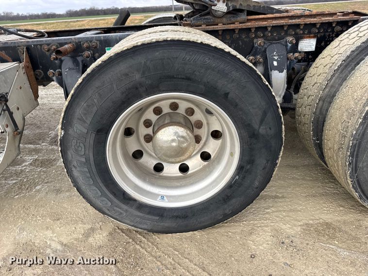 image for item FB0492 2003 Freightliner Columbia 120 semi truck