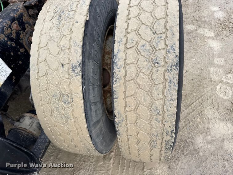 image for item FB0492 2003 Freightliner Columbia 120 semi truck