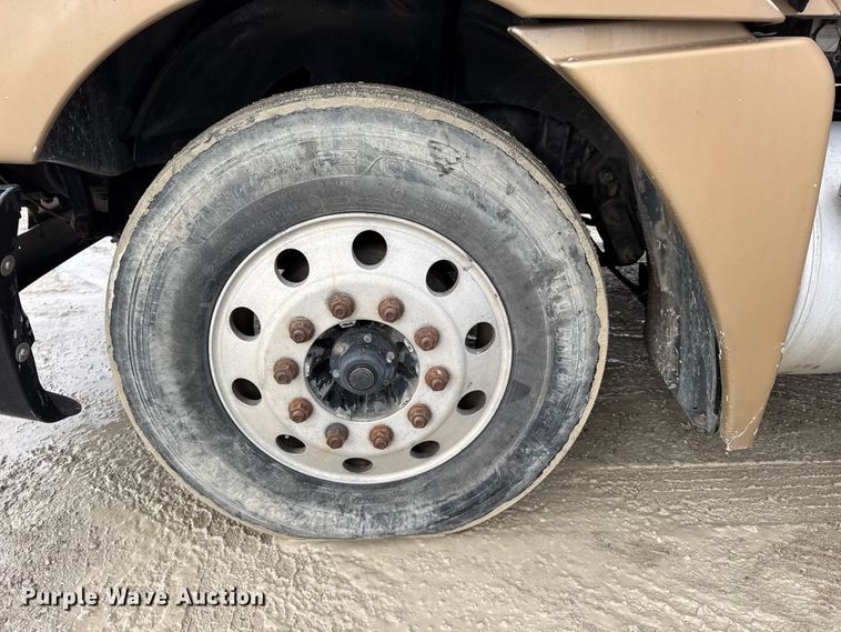 image for item FB0492 2003 Freightliner Columbia 120 semi truck