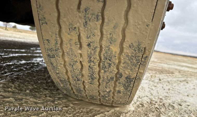 image for item FB0492 2003 Freightliner Columbia 120 semi truck