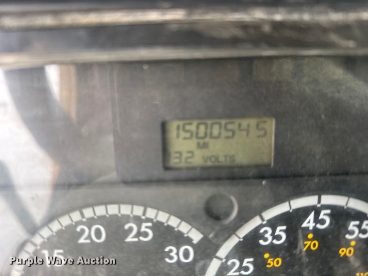 image for item FB0492 2003 Freightliner Columbia 120 semi truck